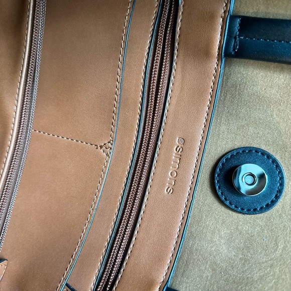 Simons Tote with Pouch (Free with purchase worth $200 or more) - Picture 3 of 7